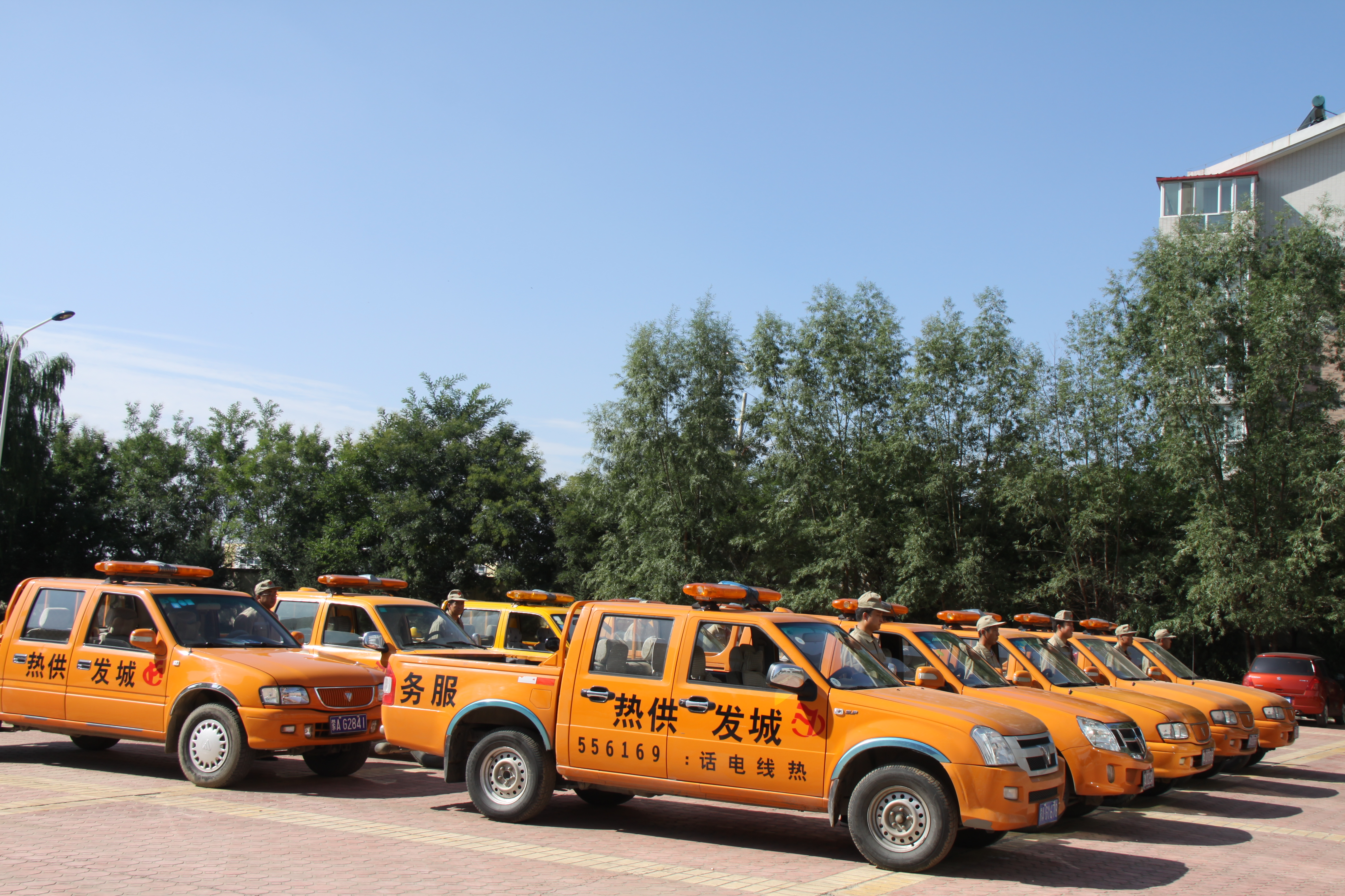 供熱服務(wù)、搶險(xiǎn)車隊(duì).jpg